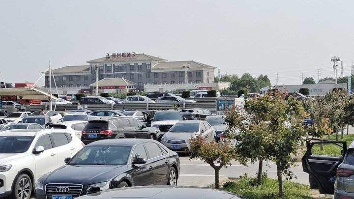 济青高速返程客流有多高？服务区车排队室内比百货大楼还热闹