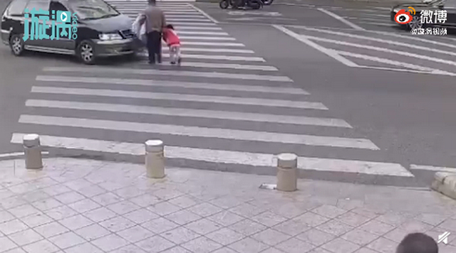 安全第一！孙女阻拦爷爷闯红灯未果两人被撞