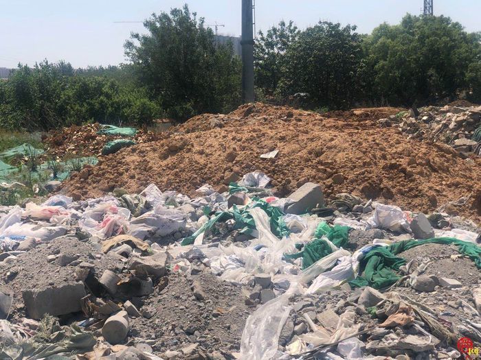 【啄木鸟行动】历城区庚辰钢铁宿舍旁大量建筑垃圾渣土裸露