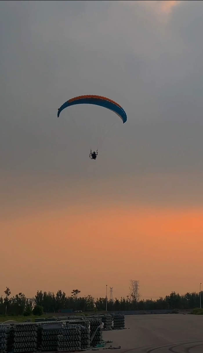 对话乘滑翔伞“飞越济南”的00后小伙：下一步计划飞越泰山