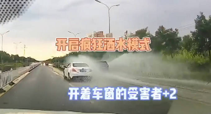 男子开车溅起2米水花被罚，网友：罚得好，没有素质