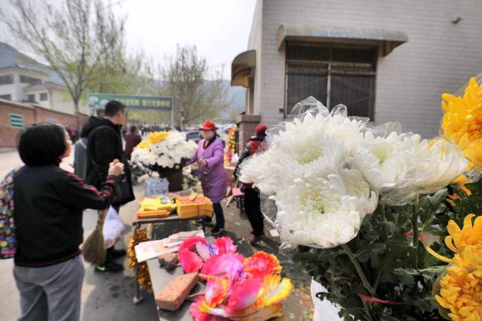 祭祀献花寄哀思 今日清明更文明