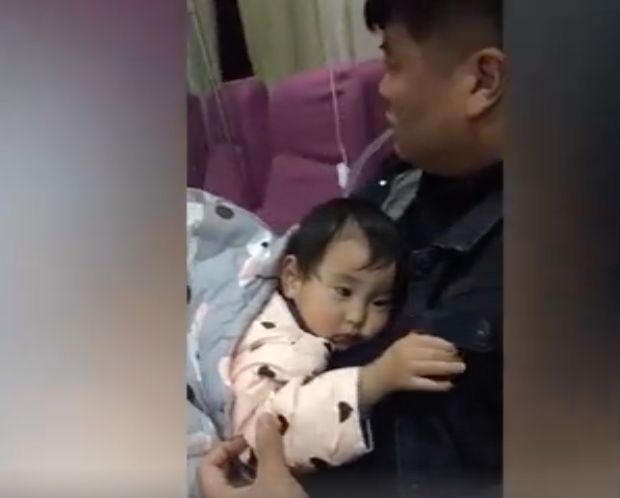 嘴含输液管为女儿暖药液，网友：看完我融化了