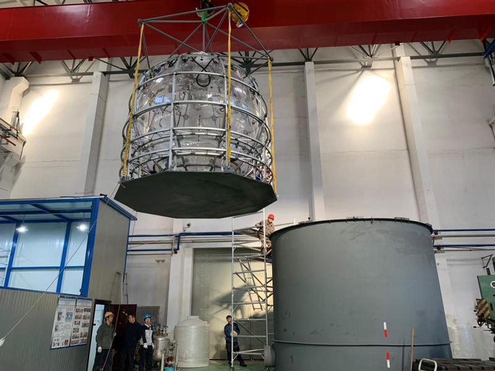 中国建造超大玻璃球求解“幽灵粒子”之谜