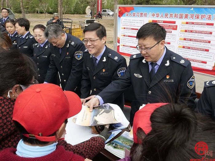 济南市水政监察支队联合济南黄河河务局等三家单位组织“贯彻实施黄河保护法 携手共护母亲河”普法宣传活动
