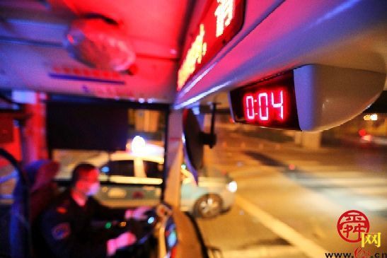 零点公交司机：日复一日 守望城市夜归人