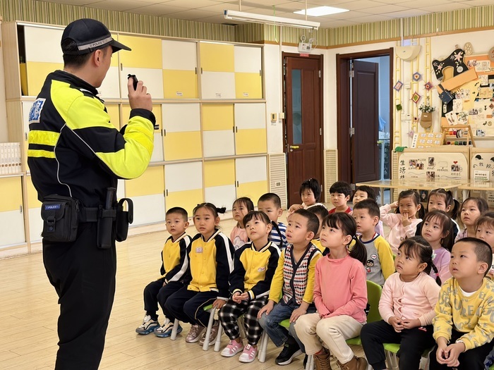 车辆盲区、乘车须知……交警爸爸进校园，教给孩子的安全知识真不少