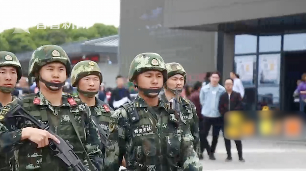 女友想抱一下他一把推开 5分钟约会她无怨无悔