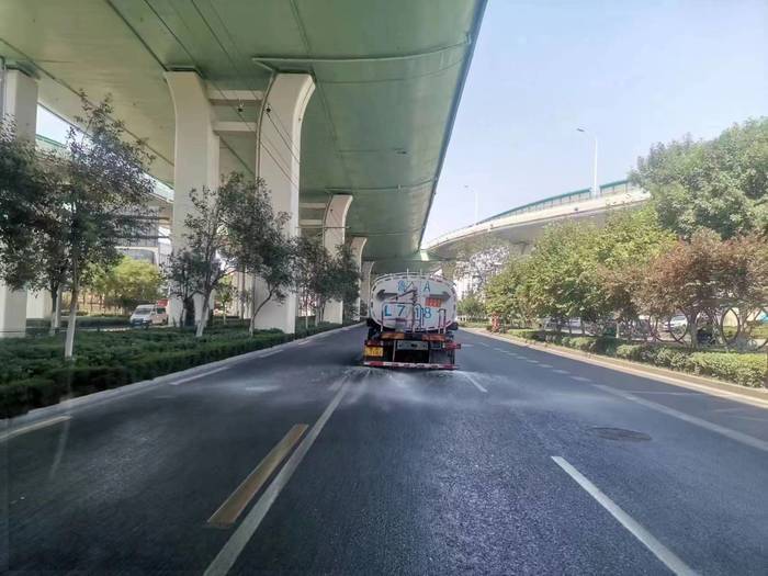 洒水车为路面降温洗尘！济南昨天出动保洁和洒水车辆5240余车次