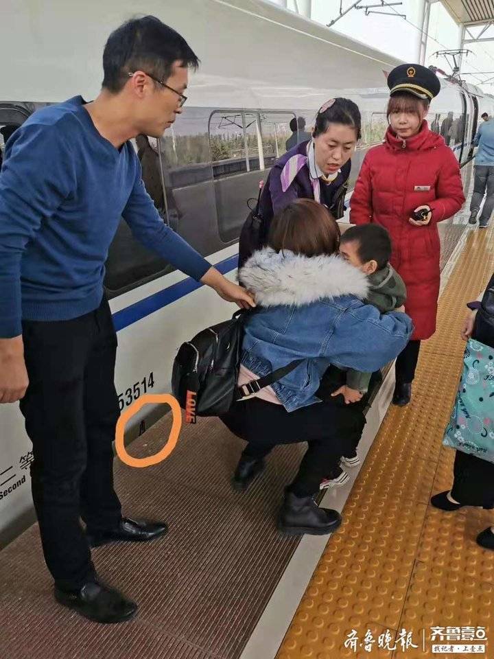 男童掉入列车和站台缝隙，枣庄站台上演三分钟生死营救