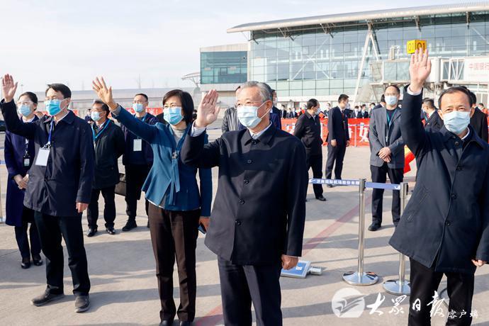 山东省援助湖北第三批返鲁人员凯旋 刘家义到机场迎接