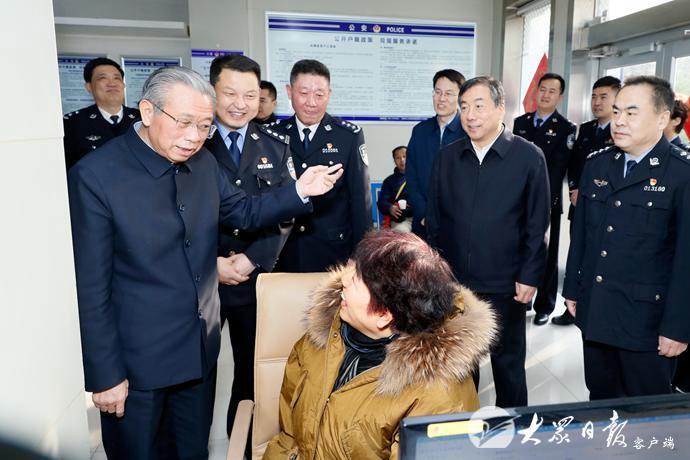 刘家义走访慰问节日期间坚守一线职工