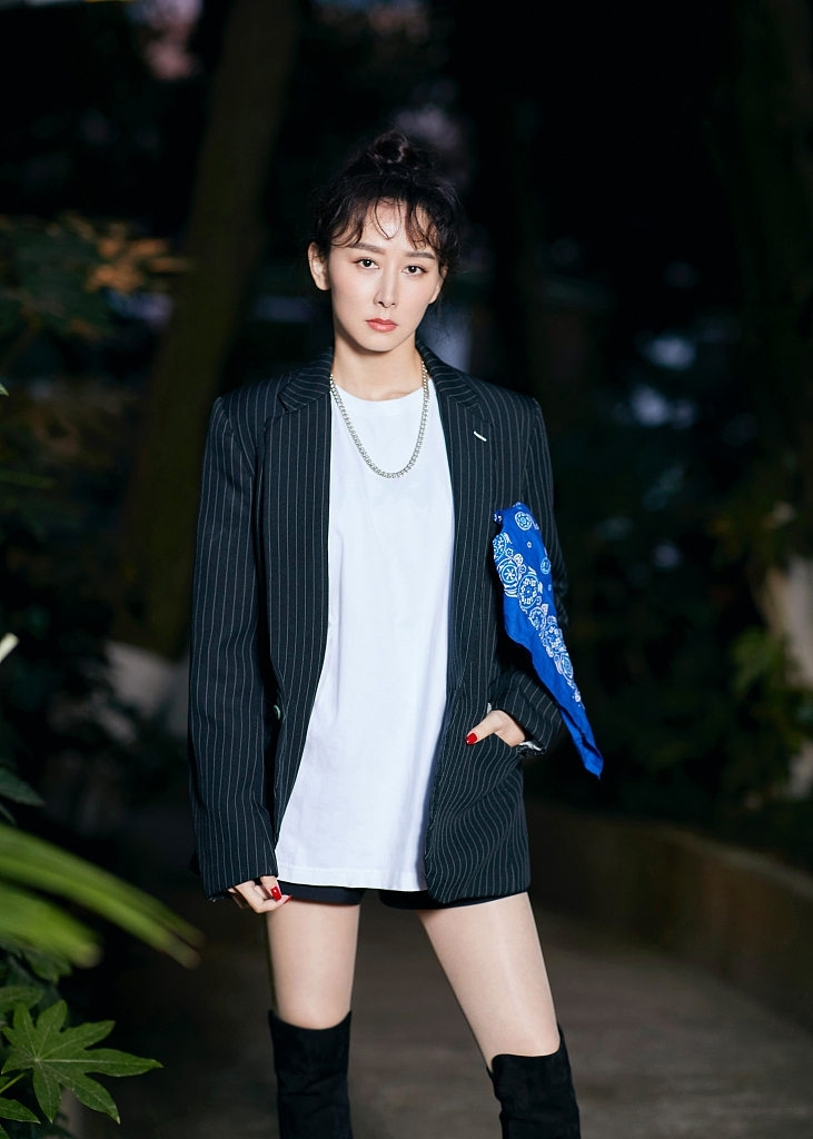 胡静西服写真时尚高级 玩下衣失踪秀美腿酷飒随性