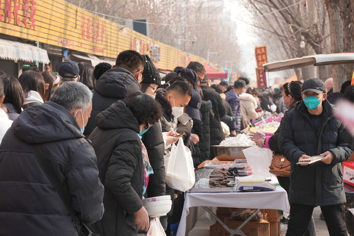 跟着记者逛大集丨品美食、购年货，一起打卡“蓝翔路大集”