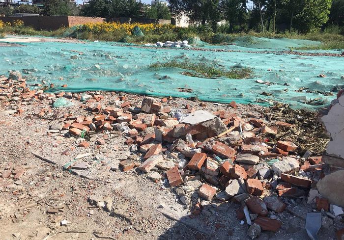 【啄木鸟在行动】山东塑料试验厂附近建筑垃圾裸露 防尘措施有待加强