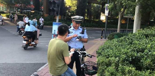 正式开查! 交警第一天查处电动车违法十余起