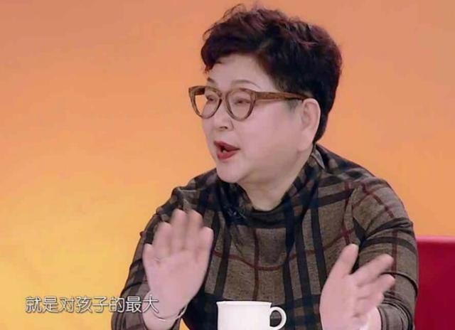 钱枫疑曝新恋情|钱枫疑曝新恋情与陌生女子在酒店过夜被拍 美女搂着钱枫背十分主动