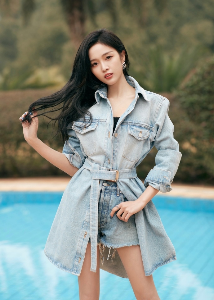 牛仔套装活力四射！吴宣仪穿牛仔套装秀长腿