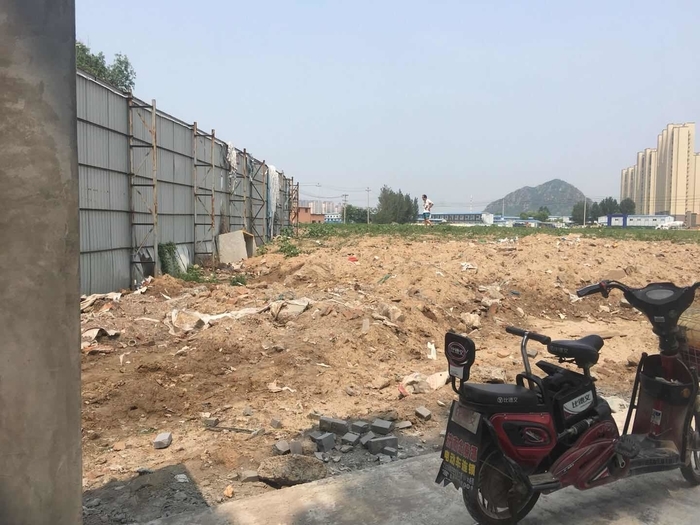 【啄木鸟在行动】零点立交南公交站牌附近渣土裸露