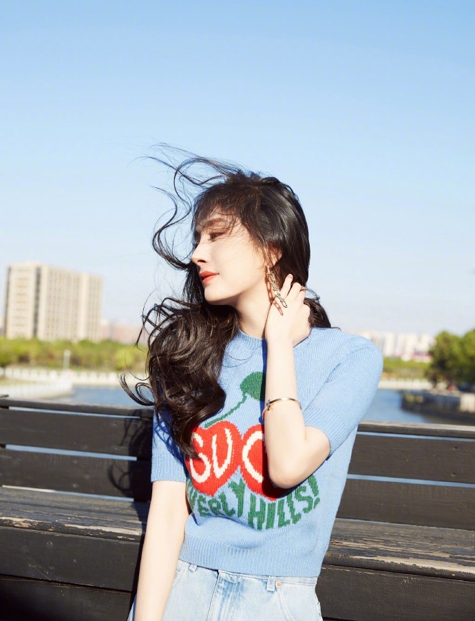 李佳琦道歉! 杨幂李佳琦直播 李佳琦紧张开黄腔怎么回事说了什么?