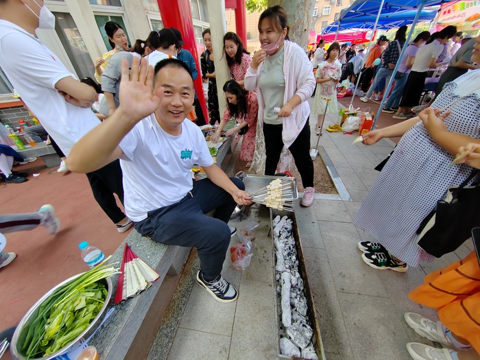六一当天,这家学校被人装修成了游乐场