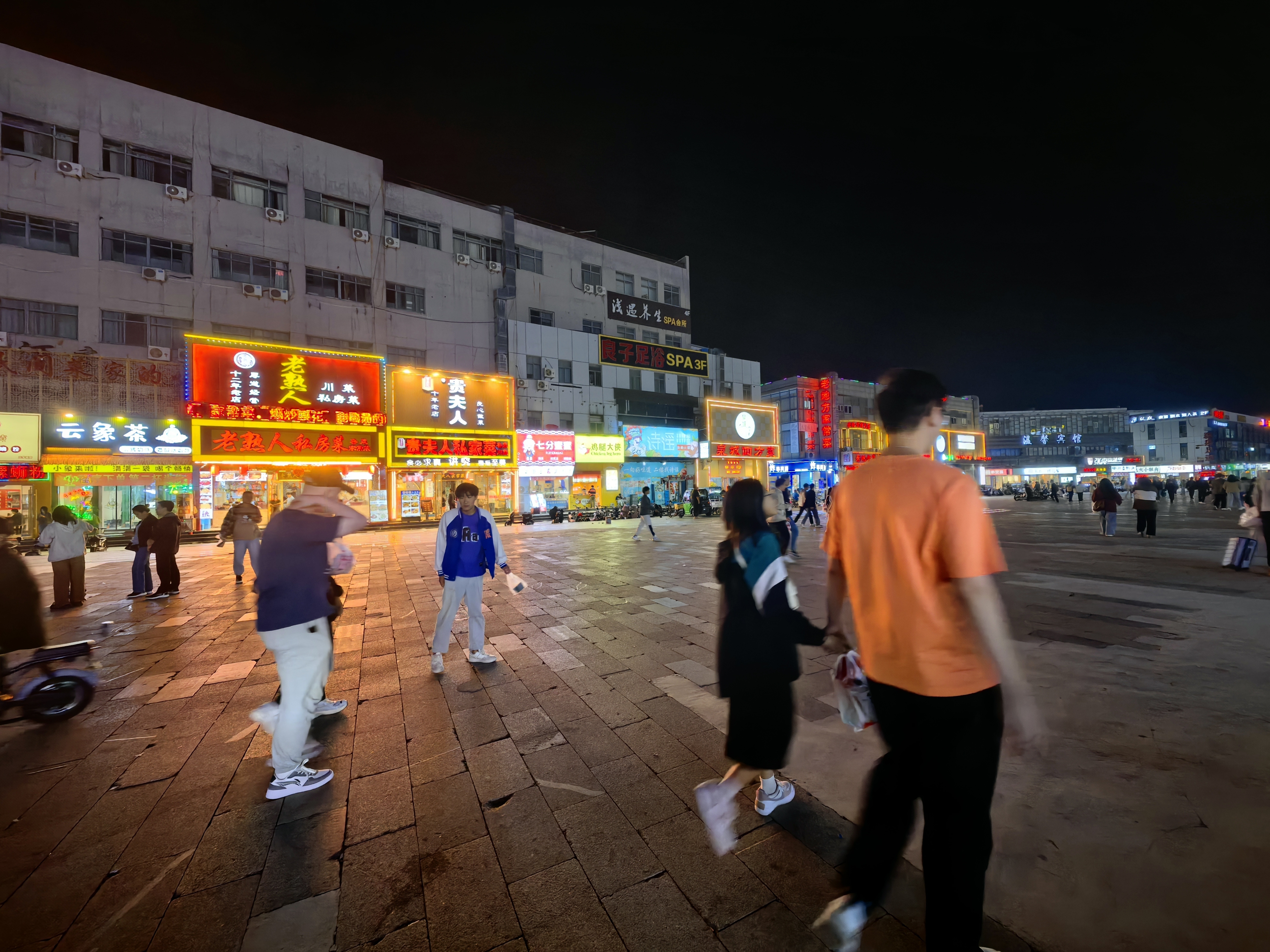 网红店前排长龙 “夜经济”澎湃新活力