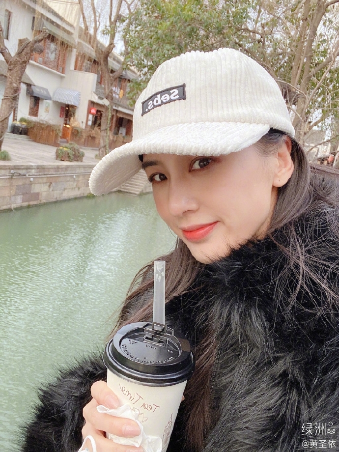 黄圣依重游故地忆童年 气质温婉状态好