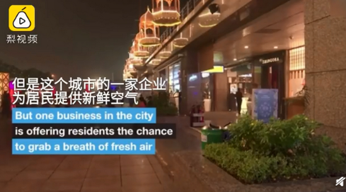 花钱买空气？因空气污染，印度人花钱去氧吧呼吸：15分钟约49元