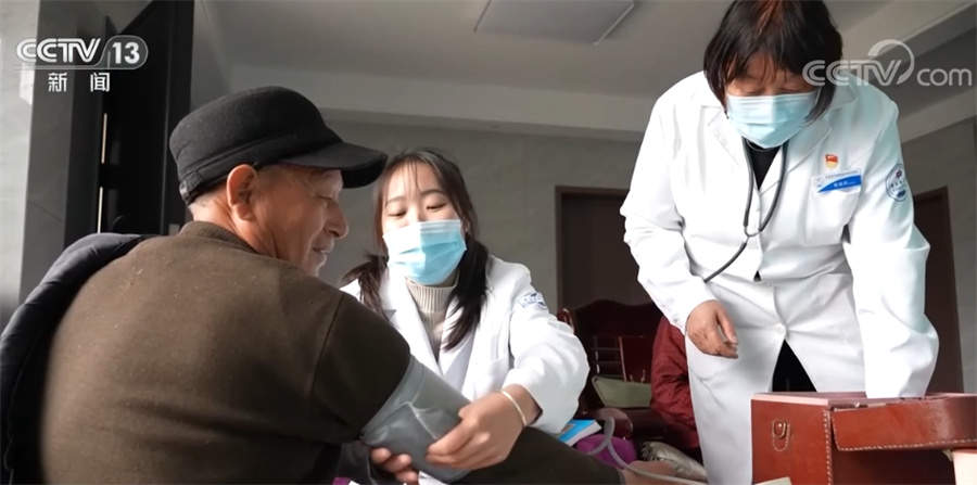 各地医疗队伍加强重点人群帮扶 保障基层健康服务