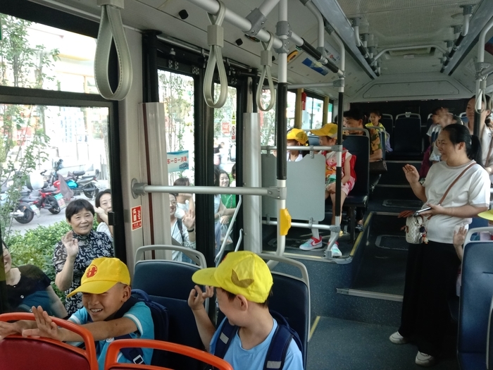 济南公交新开通31条定制专线，开启“护学模式”