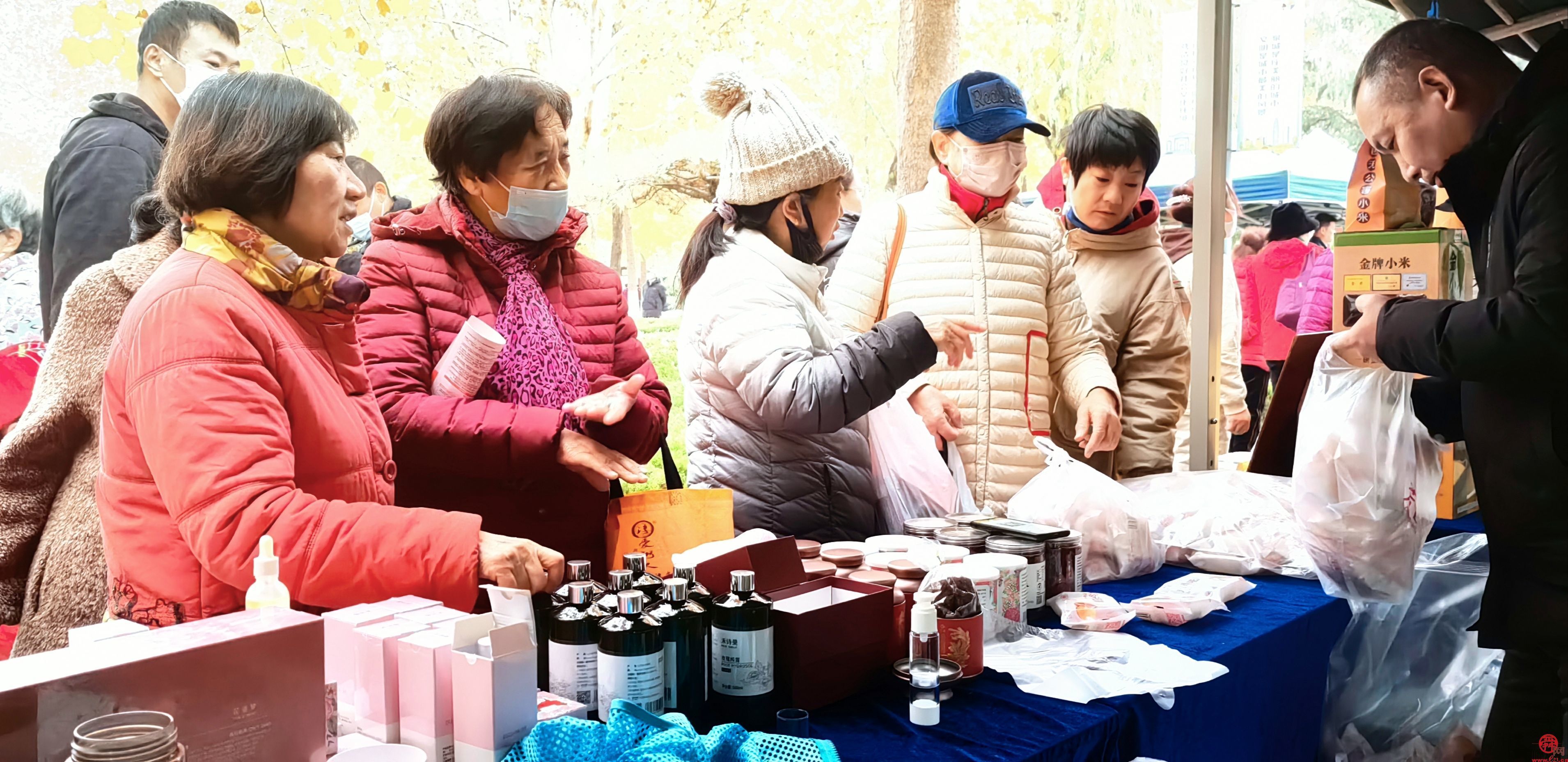 做好农产品的“传送带”  花圃公园里亮出“泉水人家”新冬景