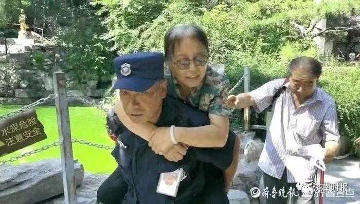 济南众人协力抬车救人，目击者：救人场面很震撼，很感动