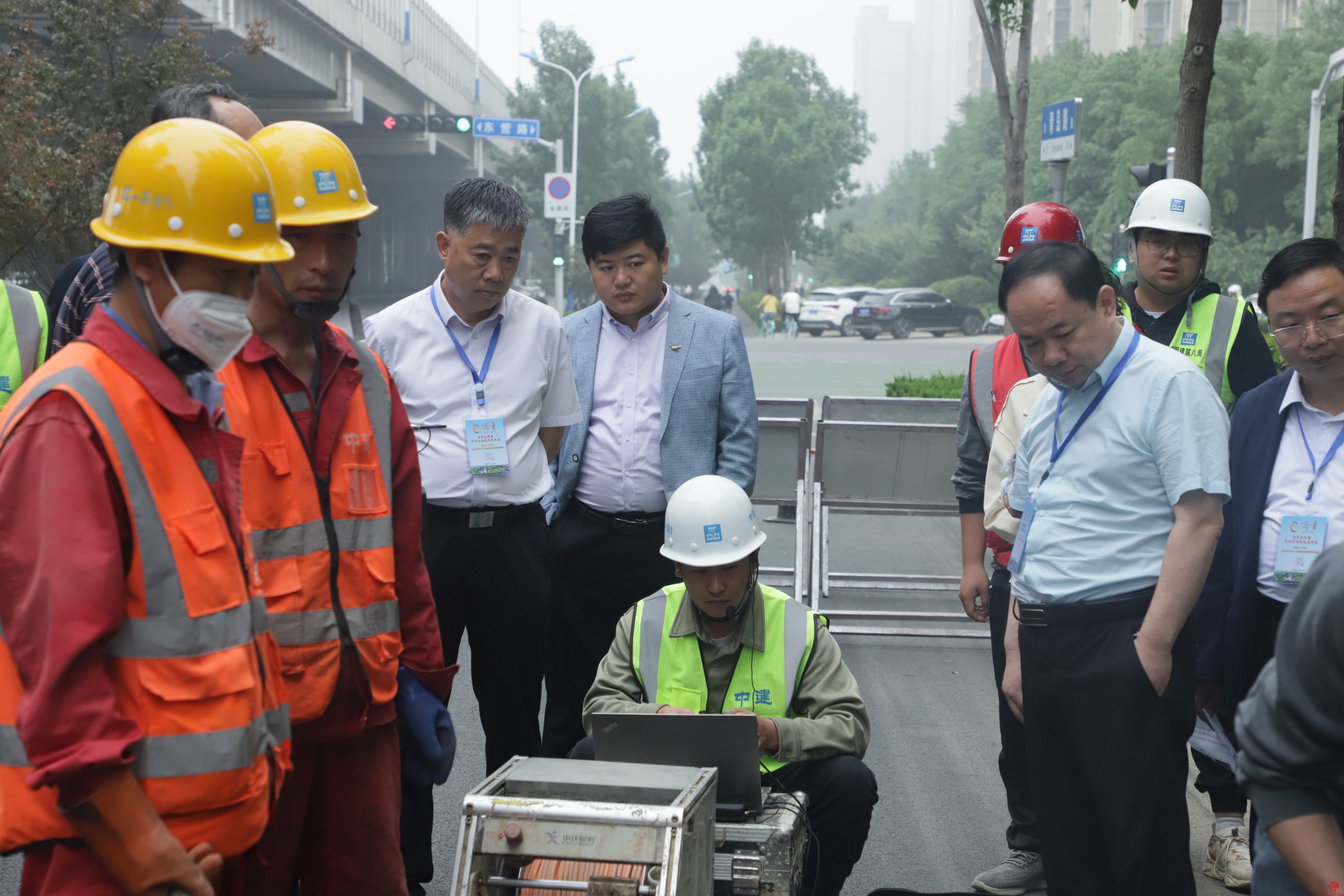穿街巷巧施工 齐心协力保畅通——“商量”调研组赴槐荫区开展现场商量