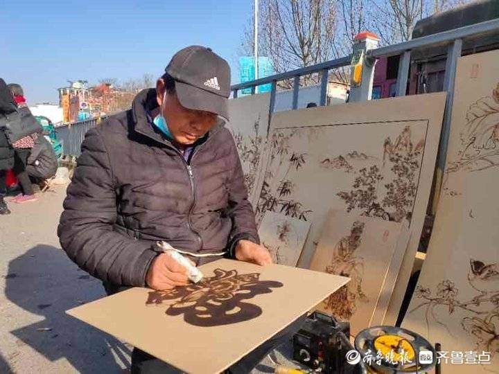 济南南山村里有个“农民画家”！木板上烙画出骏马和翠竹