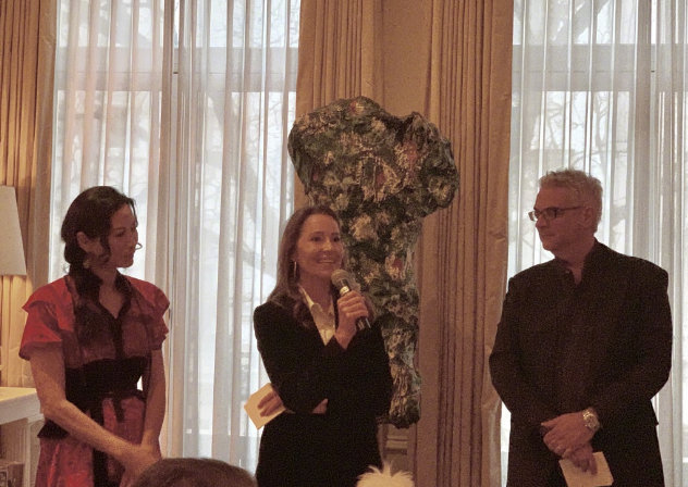 迪扎马尾当主持成全场焦点,首富贝索斯新欢与