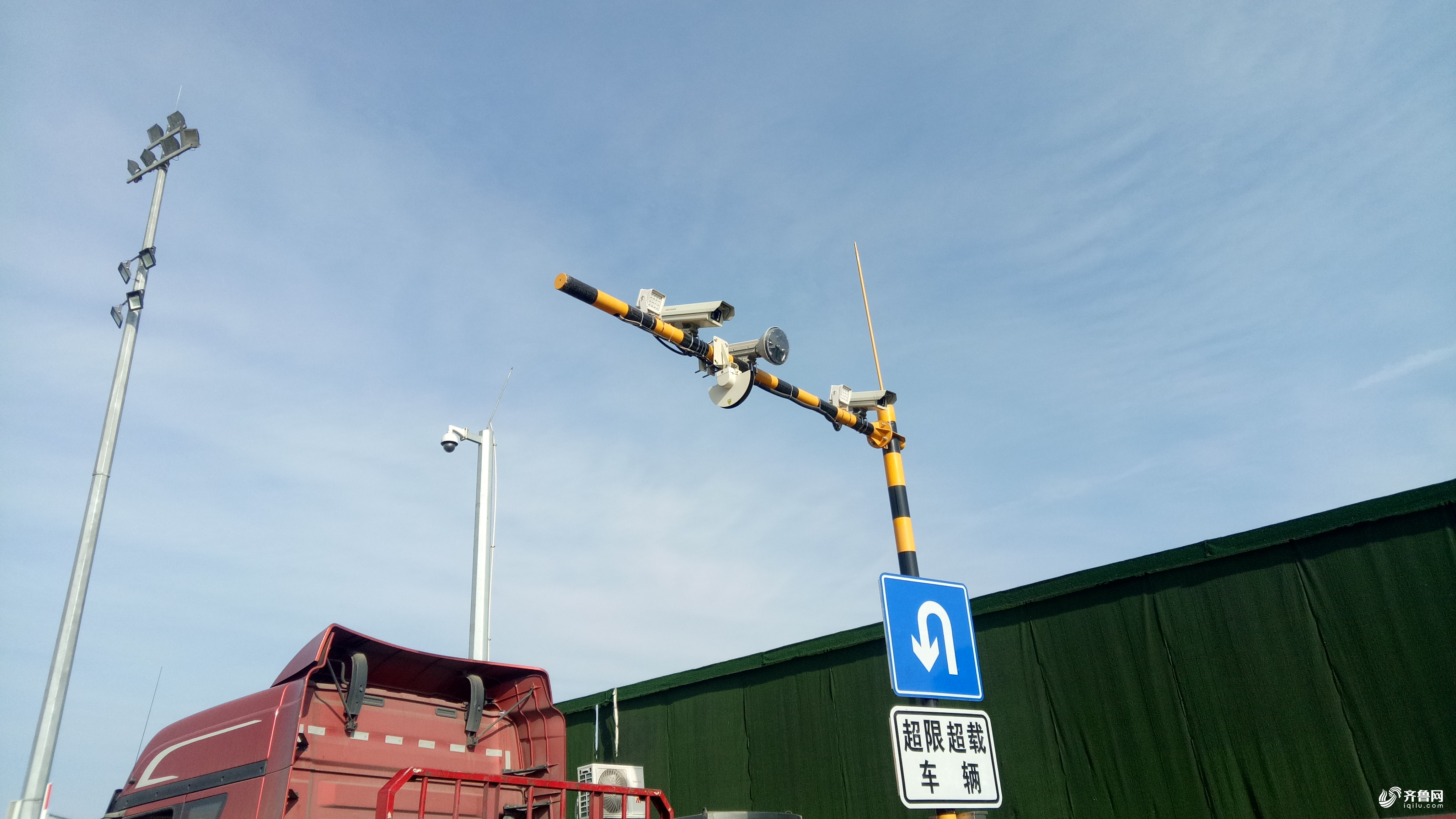 山东高速禁行超限超载运输车首日：济南三处高速收费站30多辆货车被查处