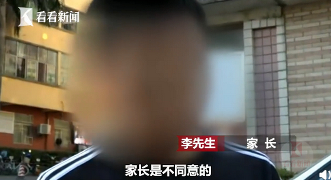 学生趴课桌午休要收300块管理费，哪里来的底气？校方回应了