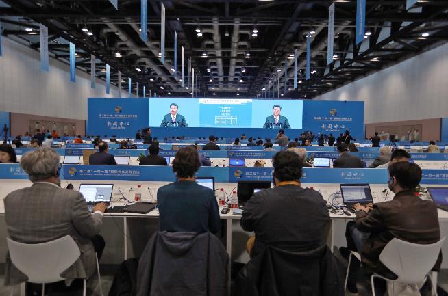 时政新闻眼丨习主席和39位外方领导人围桌共绘“工笔画”