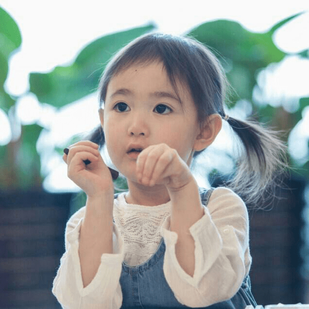 李小鵬7歲女兒奧莉近照變化好大，身材清瘦氣質好出眾