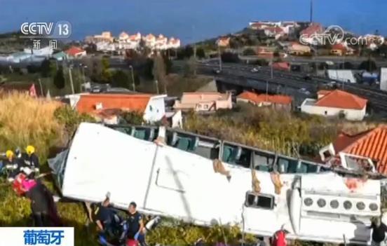 旅游大巴翻车侧翻坠落山坡撞上一栋民宅 至少29人死亡