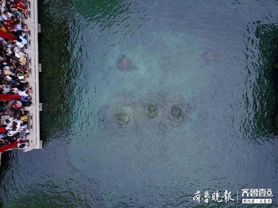 航拍济南趵突泉景区，国庆节最多一天接待7.5万人