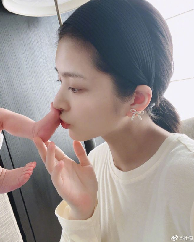 升级当爸！杜淳官宣得女：我们的世界多了一个她