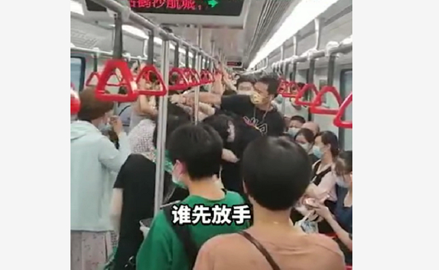 上海地铁回应两女子互相掌掴厮打 到底发生了什么