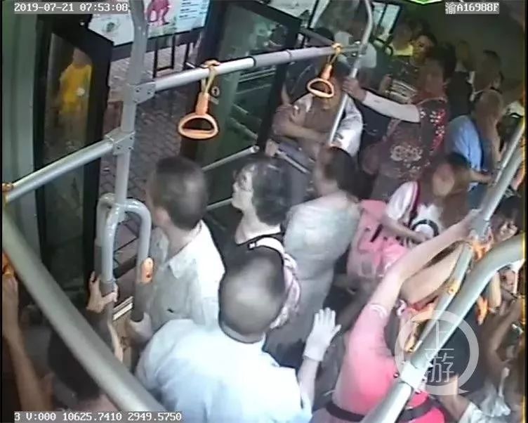 乘客吵得不可开交！司机停车说了一句话，整辆车都安静了