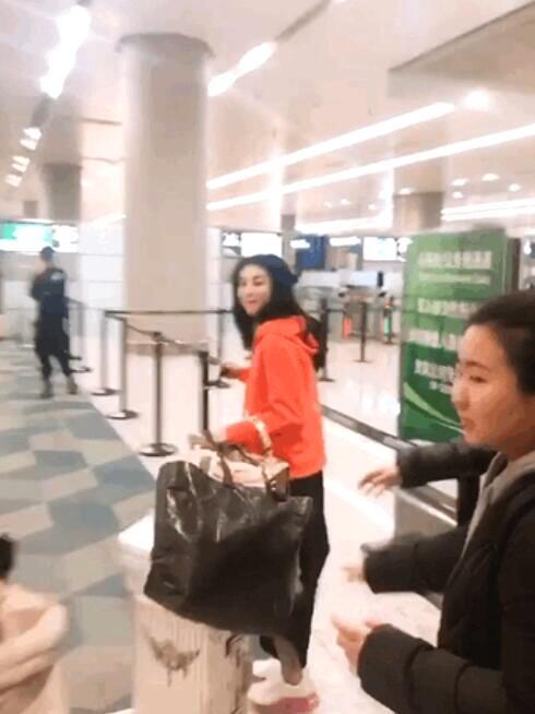 巨美!张柏芝独自出行现身机场，与粉丝亲密合影