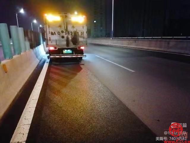 济南市机扫大队全力应对沙尘天气