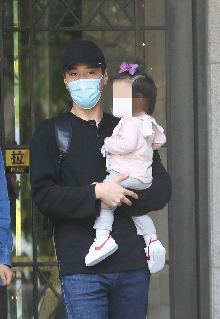 是不是有二胎了?赵又廷高圆圆一家三口现身 高圆圆产女1年还未恢复