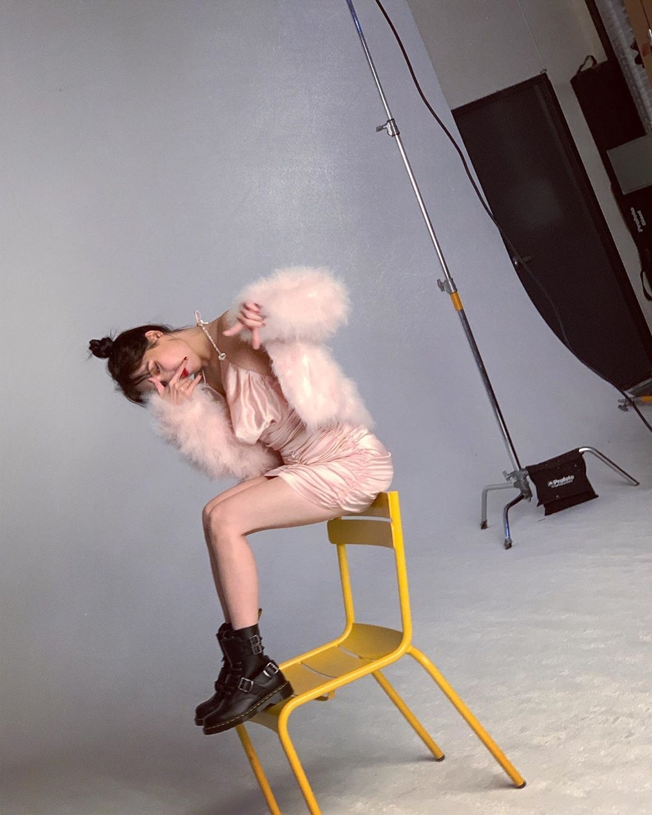 泫雅梳哪吒头拍大片 粉色皮草半掩香肩性感帅气