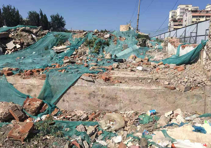 【啄木鸟在行动】朝山街和烈士山北路交汇处附近建筑垃圾裸露