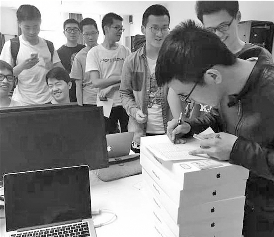 这是什么“神仙课”，居然给每个学生发苹果电脑